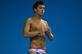 汤姆·戴利。英国男子跳水运动员。7岁就开始了跳水生涯并加入普利茅斯跳水俱乐部。小小年纪就在国内和国际比赛中崭露头角。 2008年5月，他在国际游泳联合会（FINA）世界跳水排行榜男十米跳台项目排名第六。