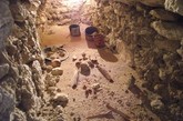 科学家在墨西哥坎佩切的Uxul王宫地下一处古墓中发现了7世纪时期的玛雅王子的遗骸化石。
　　据悉，古墓距离地面仅1.5米，地表是一座王室建筑。科学家们研究断定，王子离世时的年龄在20到25岁之间，且死时面朝上躺着，双臂交叉在胸前。迄今为止，该遗骸已经1300年了。
　　同时，这座古墓最早可以追溯到卡拉克木尔时期（8世纪初），那时已经出现铭文。因此，散落在王子遗骸化石周围的杯、碟等陶制陪葬品上，不仅雕有独特的玛雅图案（大部分有），其中有两件（一只杯子、一件其他容器）还刻有文字，且注明它们专属于王子。
　　另外，德国波恩大学的研究人员认为，根据古墓的位置和一些类似翡翠珠宝的陪葬品，他们可以弄清楚王子的确切位置。当然，这些新发现无疑是玛雅低地最重要的发现之一。
