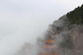 由于绵山植被繁茂，森林覆盖率高，水蒸气湿度大，遇上下雨天就很容易形成云海景观，云与山的轮廓相依相成，婉若一幅水墨山水画卷。整个绵山笼罩在细雨蒙蒙、白雾弥漫之中，云海从悬崖下慢慢升起，一直到山顶，仿佛身在仙境中一般。