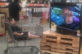 把超市当托管所了吗？把孩子扔在电视前自己去逛超市，也太放心了吧。