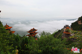 近日，全国多地遭遇强降雨袭击，北方京津晋冀地区降雨明显。在位于山西省介休市的绵山风景区中，记者发现连续的降雨并没有阻碍游客的旅游热情，而雨后的绵山出现云海奇观，如同人间仙境，让游客留连忘返。