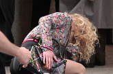 美国纽约，CW新剧《凯莉日记》片场探班，Annasophia Robb(安娜索菲亚·罗博) 身着花花衬衫搭西裤摩登chic。在赶往办公大楼的途中其踉跄摔倒，立马条件反射单手撑地反应迅速。