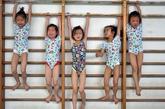 上海某名牌小学，体操队的日常训练开始前，孩子们做热身训练。
