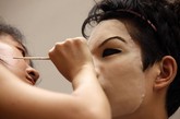 仿真人皮面具能达到以假乱真的效果吗？一位女工看完小刘的“变脸”后说，一般仿真面具与人的皮肤相比，还是略显粗糙，虽然远看不易发现，但要是仔细一看，不难辨别。

