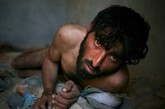 据悉，极端贫穷的阿富汗有一百多万瘾君子。在阿富汗北部地区，有些孩子出生的时候就有鸦片瘾，因为他们的母亲在怀孕的时候就吸食鸦片。

