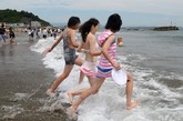 日福岛核电站海水浴场于近日再次开放，日本人民并没有受核辐射的困扰，在开放日进入浴场嬉戏。而为了配合宣传，比基尼少女们玩耍的画面也被媒体拍摄下来。