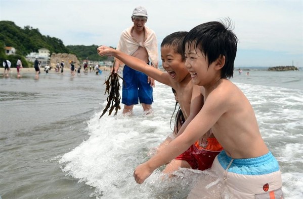 日福岛核电站海水浴场再次开放 比基尼少女揽客