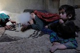 阿富汗孩子拿鸦片当零食