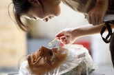 据了解，目前仿真人皮面具在市场售价在800-13000元之间，最高可达3万-6万元不等。

