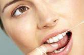 5、牙线会让牙缝变宽?

这种担心是多余的，实际上，由于牙线质地很软，所以比起牙签来更不会伤害牙齿。一般的，一天使用一次牙线就够了，但如果你的牙齿稀疏，就必须随身带着牙线。每次进食完用牙线清洁时，尽量使牙线到达牙缝深处，进入龈沟底，以清洁龈沟区，但注意不要用力过大，以免损伤牙周组织。

