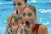 本届奥运会花样游泳运动员的妆容给了大家不少“惊喜”，同时做为爱美的女生，对她们使用的化妆品如此防水感到十分诧异。