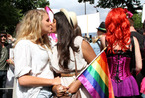 巴黎同性恋游行声势浩大 “基情”已成都市主流？