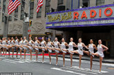 美国纽约，一年一度的火箭女郎圣诞舞会正式发布，盛大的Rockettes Celebration门票已经开始发售。据悉，今年的舞会巡演，火箭女郎们的表演将从11月9日一路持续到12月30日。发布会当天，火箭女郎们现身Radio City音乐厅门前，排排站大秀撩人舞姿，美腿火辣吸睛！