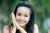 13岁越南妞Hoang Bao Tran Le 13岁的越南美少女Hoang Bao Tran Le身高1.72米，是越南青少年模特大赛的冠军得主，她凭借甜美的外形和无邪的笑容征服了无数网友的心，迅速在网络上走红。
