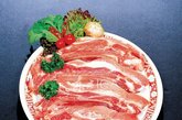 看脂肪：新鲜猪肉脂肪呈白色或乳白色，有光泽；而病死猪肉的脂肪呈红色、黄色或者是绿色等异常的色泽。

