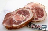 看淋巴：病死猪肉的淋巴结是肿大的，其脂肪为浅玫瑰色或红色，肌肉为墨红色；质量合格的猪肉淋巴结大小正常，肉切面呈鲜灰色或淡黄色。
