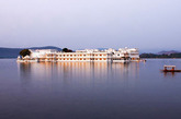 印度乌代普Taj Lake Palace：就长在湖里！

这是令日本的慢旅人妹尾河童最念念不忘的湖宫酒店，它竟然在一座湖里！而它的前身，是一座大理石宫殿！ Taj Lake Palace坐落于乌代普皮秋拉湖的杰格·尼瓦斯岛上，250年前，这里曾是王公贾哥·辛格二世(Maharana Jagat Singh II)的避暑宫殿。1983年，007系列影片《八爪女》(Octopussy)将此处选为拍摄场景后，湖宫酒店成为了许多人梦寐以求的度假胜地。