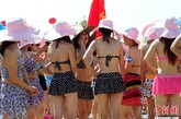  8月19日，辽宁省葫芦岛市举行千人身穿比基尼阔步巡游。