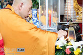 怡藏法师点燃“慈”灯。这样此次弥勒文化节的重点活动“五灯会元”聚齐了中国佛教四大名山以及弥勒道场雪窦山的五盏明灯。（图片来源：雪窦资圣禅寺 摄影：江幼红）
