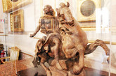 博尔盖塞博物馆（Borghese Gallery）是罗马馆藏最丰富的博物馆之一，正如博尔盖赛博物馆馆长所说他们的收藏品只收藏世界顶级艺术品，二流作品绝对不在馆藏考虑范围内。博尔盖塞博物馆馆藏包括：贝尼尼的多件雕塑；达芬奇、拉斐尔、提香、波提切利和卡拉瓦乔、鲁本斯等多位世界艺术大师代表作品。博尔盖塞家族成员之一卡米洛（Camillo Borghese）在1803年成为拿破仑妹妹波利娜.波拿巴（Pauline Bonaparte）的第二任丈夫，并获得了拿破仑授予的法国王子、帝国卫队总司令等头衔，交换条件是拿破仑从博尔盖塞家族的收藏品为法国政府购买344件艺术珍品，现在这些价值连城的文物都成了卢浮宫的重要藏品。博尔盖赛博物馆内中国人熟悉的艺术家有：贝尔尼尼、卡诺瓦、拉斐尔、提香卡拉瓦乔。