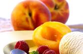 3、葡萄柚VS高血压治疗药

据说葡萄柚含有对减肥有奇效的成分，可能有爱美爱减肥的女性天天在吃。

但是葡萄柚和治疗高血压和心绞痛的药物中含有的钙拮抗剂结合时，会增强钙拮抗剂的作用。因此两者不能同吃，当然葡萄柚汁也不能。

