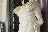 博尔盖塞博物馆（Borghese Gallery）是罗马馆藏最丰富的博物馆之一，正如博尔盖赛博物馆馆长所说他们的收藏品只收藏世界顶级艺术品，二流作品绝对不在馆藏考虑范围内。博尔盖塞博物馆馆藏包括：贝尼尼的多件雕塑；达芬奇、拉斐尔、提香、波提切利和卡拉瓦乔、鲁本斯等多位世界艺术大师代表作品。博尔盖塞家族成员之一卡米洛（Camillo Borghese）在1803年成为拿破仑妹妹波利娜.波拿巴（Pauline Bonaparte）的第二任丈夫，并获得了拿破仑授予的法国王子、帝国卫队总司令等头衔，交换条件是拿破仑从博尔盖塞家族的收藏品为法国政府购买344件艺术珍品，现在这些价值连城的文物都成了卢浮宫的重要藏品。博尔盖赛博物馆内中国人熟悉的艺术家有：贝尔尼尼、卡诺瓦、拉斐尔、提香卡拉瓦乔。