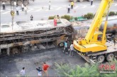 8月26日下午，工作人员用吊车将陕西延安特大事故车辆清理出包茂高速公路。目前，事故现场已清理完毕。