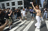当地时间2012年8月26日，美国，作为美国全国女权运动的一部分，“无上装组织”(Go Topless)又在洛杉矶威尼斯海滩发起了一年一度“裸胸日”游行活动，示威者要求女人应和男人享有同等的权利，都可以在公共场所半裸逛街。

　　今年已经是第五届“裸胸日”活动，有数百人参与其中。游行中，有一些女性上半身全裸，另一些则只用乳胶贴等遮住“要害”部位。游行中还有不少男性参与，但是他们却来了个大反串，穿起女式比基尼泳装，以反对男性在公众场合赤裸上身。

