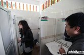 2012年2月19日，今天上午，几名女性志愿者在越秀公园正门前的公共厕所发起“占领厕所”行动。行动中几名女志愿者将男厕所“占领”，让在女厕门口苦苦排队等候如厕的女同胞优先使用空闲的男厕隔间，旨在呼吁政府增加公厕中女性位数。