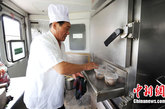 让我们先跟随厨师看看中国火车上的饭菜如何做成。57岁的李风林是工作在T295次兰州开往乌鲁木齐旅客列车餐车上“大师傅”，在火车餐车狭小空间里用心展示着他的厨艺。