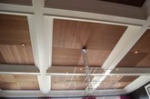 天花板的装修，是装修工程的第一项工作。从工序上来说，一般先从天花板的施工做起。但天花板往往也是用户和大多数设计师和工程承建商所忽略的地方。这50幅天花板设计收藏，或许能让你的房间看起来更加不同。

