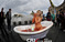 德国模特洗"血浴"呼吁保护动物
