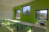葡萄牙波尔图安塔斯教育中心。这个项目周围被街道包围，占地约2967平方米。建筑根据功能，特性分为好几个空间，设计时主要照顾到的元素包括地形，太阳角度，方便程度，与周边联系等。设计还很好地平衡了室内空间和室外空间之间的关系。孩子置身于这样的绿色空间会找到无比的满足感。