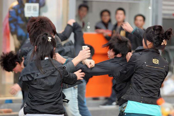 丹东街头多名男女因口角之争爆发群殴[图集]