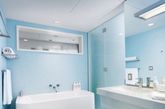 家需要整洁、淡雅，在卫浴间里略微加入明亮色彩的卫浴用品，便可以呈现出舒适、清新的效果。毫无杂乱、有条不紊，同样是整理卫浴间的关键之处，利用各处空间进行收纳，才能让卫浴间本来非常局促的空间显得宽敞，由此带来更方便、更清洁的生活。丰富的卫浴色彩，能给你带来不一样的心情。（实习编辑李丹）