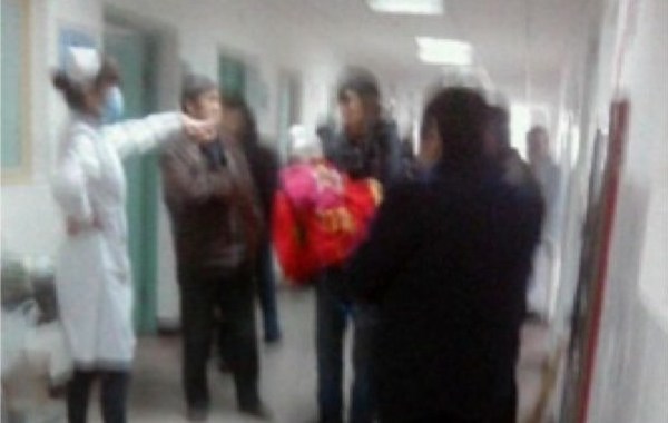 12月14日早上，河南光山县文殊乡一名男子持刀在该乡陈棚村完全小学门口砍伤学生，警方在村干部的协助下，迅速将犯罪嫌疑人闵应军(男36岁，文殊乡邹棚村桃元组人)控制。现已查明，受伤的学生…