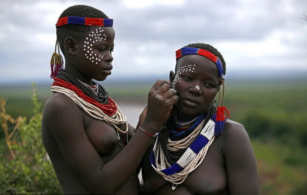非洲古国原始部落:已婚女几近全裸 乳房形如小冬瓜_科技频道_凤凰网