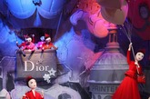 迪奥 (Dior) 位于巴黎春天百货 (Printemps) 的梦幻橱窗盛大揭幕。由布偶大师手工制作的74个“Dior娃娃”身着迪奥的经典时装，在微缩的都市场景中演绎着梦幻童话和优雅传奇。“静态橱窗”中可爱俏皮的玩偶、精致细巧的服饰已足够抢眼，然而迪奥 (Dior) 圣诞橱窗带给人的惊喜还不止如此，在丝线的牵动下，6组“动态橱窗”的演出开始，衣着华丽的“Dior娃娃”开始徐徐地舞动，她们或骑着木马旋转，或穿着冰鞋优雅滑行，呈现了一系列如魔法般美妙的梦幻场面……