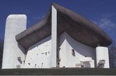 法国著名的朗香教堂，由现代建筑师勒·柯布西耶色设计。