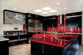 你见过红色的厨房吗？在中国，红色代表喜庆，也代表着吉利。现在越来越多的家居装修也流行采用红色调来装饰居家。事实上，无论是与上世纪30年代的流行元素搭配，还是与后现代的金属灶具结合，红色所迸发出的装饰魅力都是不容抗拒的。一起来看看这16款红色厨房吧！
