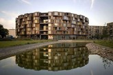 这座造形特别的圆形建筑物于2007年落成，是丹麦建筑师Lundgaard和Traneberg Arkitekter作品，灵感来自中国土楼的设计，夺得过英国皇家建筑师学会国际奖(RIBA InternationalInternational Awards)。其设计概念是着重学生之间的沟通和交流，它是丹麦政府对未来学生居住环境的完美描绘。