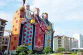 中国廊坊天子酒店：这三幢建筑分别代表“福禄寿”三位神灵。看来，好品位的神暂时还没有出现。