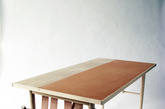 瑞典设计师David Ericsson在斯德哥尔摩 Carl Malmsten设计学院的毕业作品。书桌用桦木制作，桌布和一侧的可收放置物带为植鞣革材质。外形原本平淡无奇，但皮革的运用和置物带的简单机械构造，使其显得十分独特。椅子用榉木制成，靠背和坐垫为编织或全皮植鞣革。
“设计不在于‘少既是多’，而是合情合理，能让人一目了然。”（实习编辑 谢微霄）
