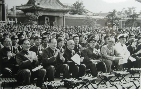 图为1974年张春桥（左起）、纪登奎、苏振华、李富春、聂荣臻、周建人在劳动人民文化宫参加“五一节”游园联欢活动。