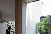这是一座位于日本奈良的住宅，房屋结构设计紧凑，完全是用木头做的，以木材为设计元素，简洁的日本设计风格，从楼梯道家具的设计，简单又丰富的细节设计，一切都包含了优雅的感觉。温馨，舒适，宽敞的住宅适合年轻人居住。（实习编辑 谢微霄）
