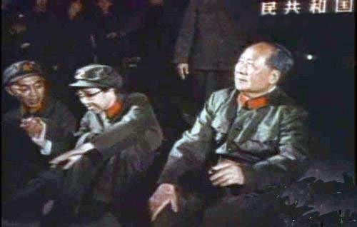 1938年8月，毛泽东与江青在延安开始同居，11月结婚，开始长达38年的婚姻生活。本组图是江青与毛泽东不同时期的合影旧照。（来源：凤凰网历史）图为毛泽东与江青在文革中的合影。