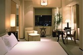 日本东京Park Hyatt Tokyo：如果看过电影《迷失东京》，那么你一定见过当中一开场就出现的Park Hyatt Tokyo超大床