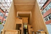 卧室、卫浴、厨房、阳台、书桌、茶座、衣柜、储藏等空间应有尽有，7平方米，就可以是一个家。这是由重庆大学建筑城规学院 12名本科生设计建构的1:1实体住宅模型。