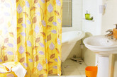 春天了，给素色的浴室一点颜色看看，只要花点心思，选一款漂亮的花色浴帘，就能把浴室打造得清新有趣。（实习编辑 谢微霄）