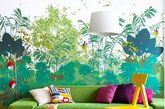 地板上展着白蜡树色镶木地板，绿色的沙发以及背景墙都让整个客厅给人眼前一亮的感觉。木材是在这间公寓中最常用的元素，但真正的亮点是，客厅的自然背景墙，选用颜色和对比达到一种典型的地中海“风格”。（实习编辑李丹）